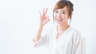 OKサインをする女性